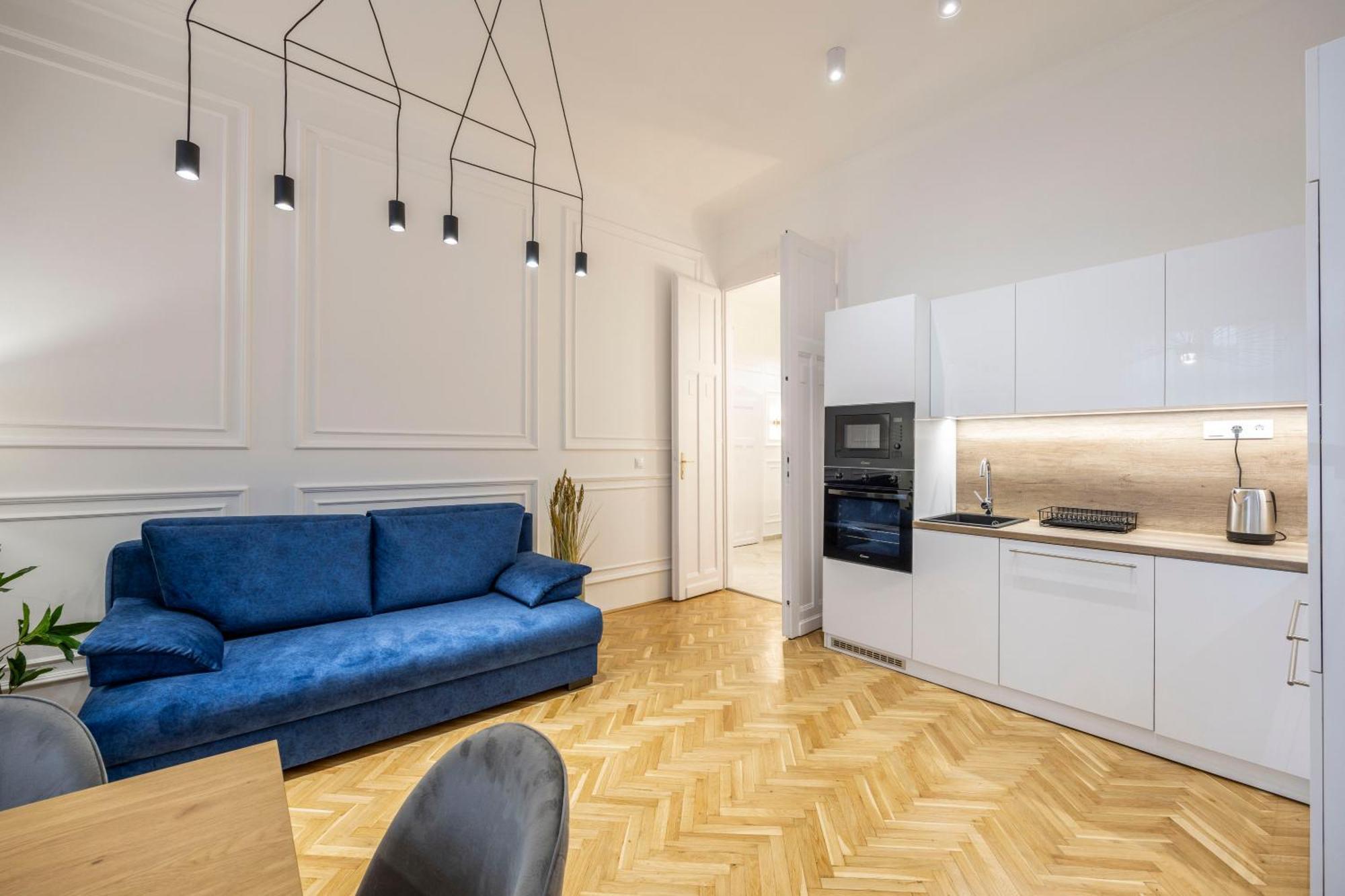 Luxurious Central 4Bedrm 3Bathrm Residence W/ Balcony — Photos 1