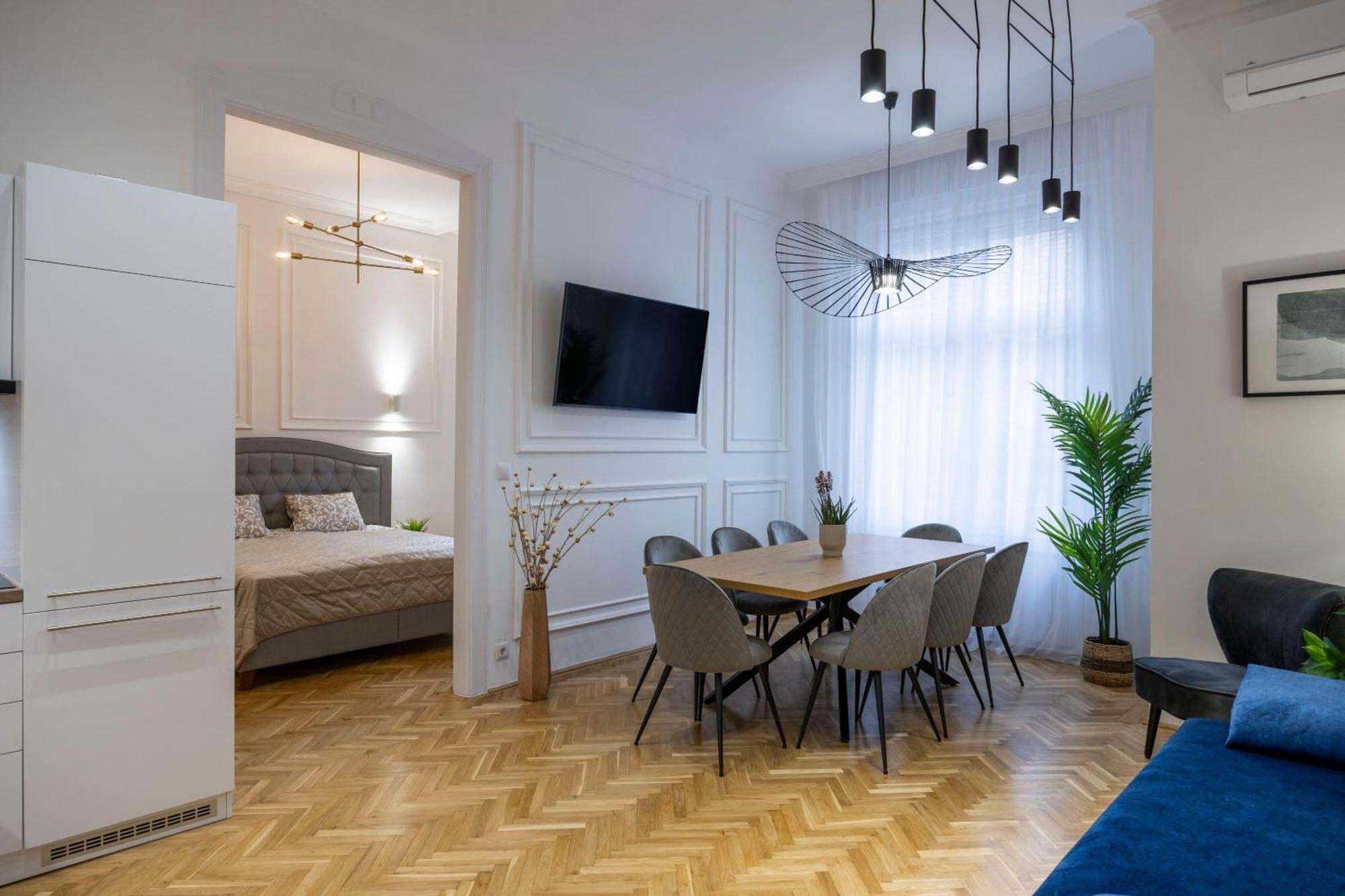 Luxurious Central 4Bedrm 3Bathrm Residence W/ Balcony — Photos 3