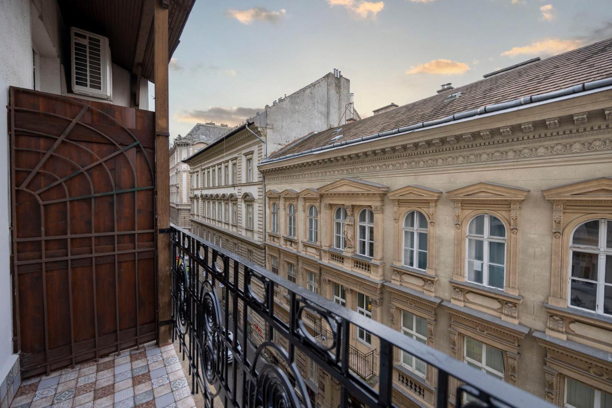 Luxurious Central 4Bedrm 3Bathrm Residence W/ Balcony, Budapest