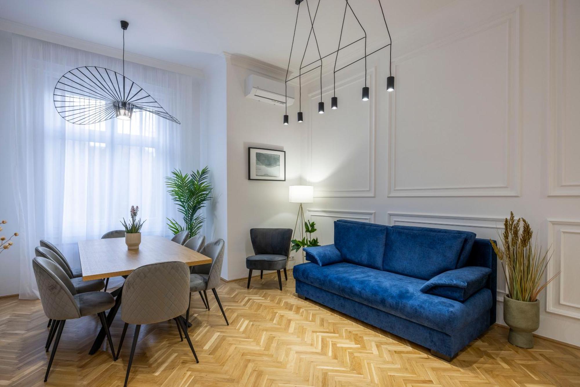 Luxurious Central 4Bedrm 3Bathrm Residence W/ Balcony — Photos 2